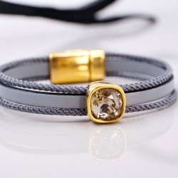 Δερμάτινο Βραχιόλι με Κρύσταλλο Swarovski Δερμάτινο βραχιόλι με κρύσταλλο Swarovski και στοιχεία σε επίχρυση επιμετάλλωση