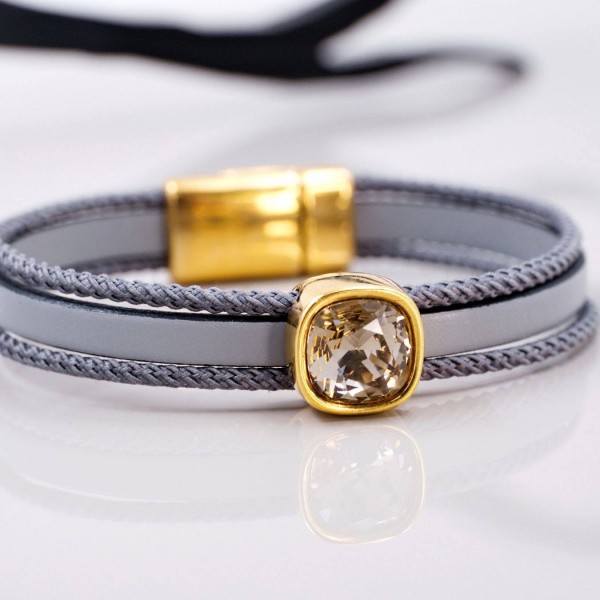 Δερμάτινο Βραχιόλι με Κρύσταλλο Swarovski Δερμάτινο βραχιόλι με κρύσταλλο Swarovski και στοιχεία σε επίχρυση επιμετάλλωση