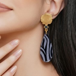 Σκουλαρίκια από ατσάλι σε επίχρυση επιμετάλλωση και Animal Print πλέξιγκλας