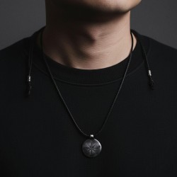Μακρύ κολιέ unisex με μεταλλικό μενταγιόν Μακρύ κολιέ unisex από κορδόνι και μεταλλικό μενταγιόν