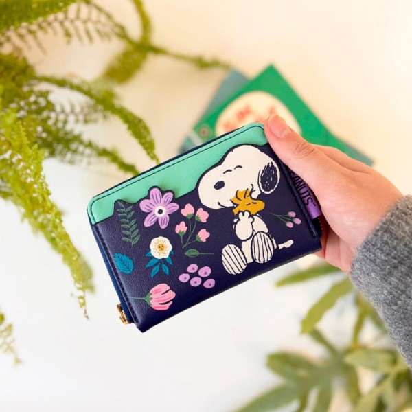 Πορτοφόλι Snoopy In Bloom | Σειρά Peanuts Πορτοφόλι με φερμουάρ με σχέδιο Snoopy και λουλούδια