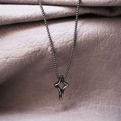 Ανδρικό Κολιέ με Γεωμετρικό Σταυρό Gunmetal Ανδρικό Κολιέ με Γεωμετρικό Σταυρό Gunmetal από ορείχαλκο