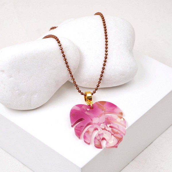 Μακρύ Κολιέ Toolittle - Resin Leaf Fuchsia Xειροποίητo κολιέ με πλέξιγκλας φύλλο και επίχρυσα στοιχεία